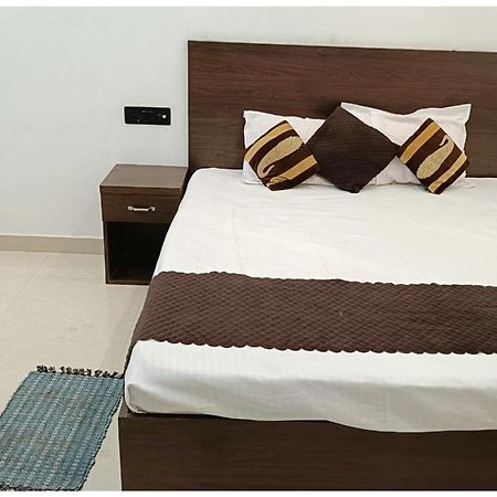 Hotel Aparna Grand Near Ram Janam Bhoomi And Temple - Fully Air Conditioned - Free Wifi Available - Best Budget Hotel In Ayodhya المظهر الخارجي الصورة