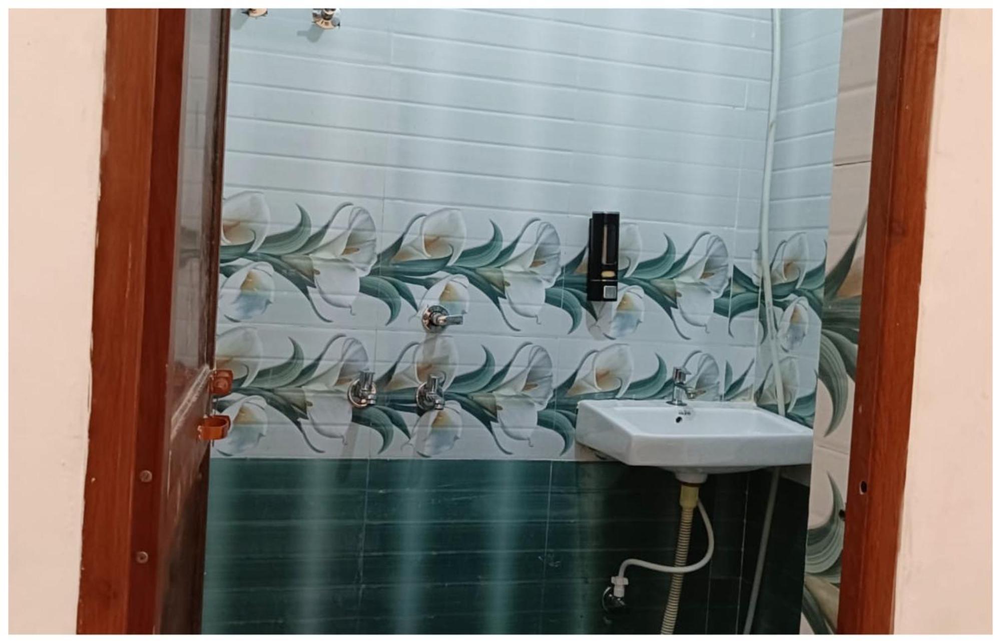 Hotel Aparna Grand Near Ram Janam Bhoomi And Temple - Fully Air Conditioned - Free Wifi Available - Best Budget Hotel In Ayodhya المظهر الخارجي الصورة