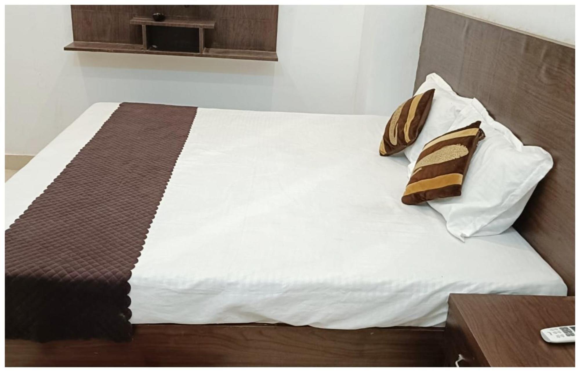 Hotel Aparna Grand Near Ram Janam Bhoomi And Temple - Fully Air Conditioned - Free Wifi Available - Best Budget Hotel In Ayodhya المظهر الخارجي الصورة