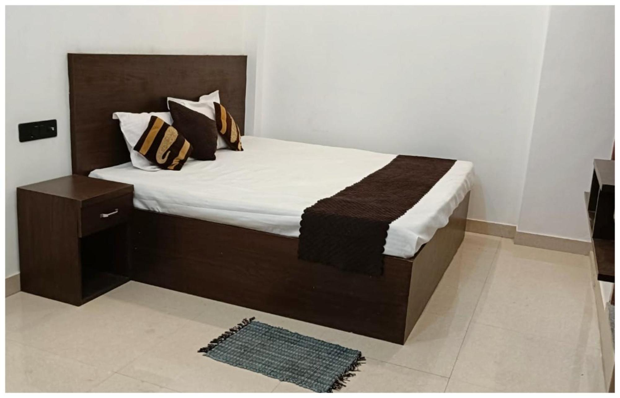 Hotel Aparna Grand Near Ram Janam Bhoomi And Temple - Fully Air Conditioned - Free Wifi Available - Best Budget Hotel In Ayodhya المظهر الخارجي الصورة