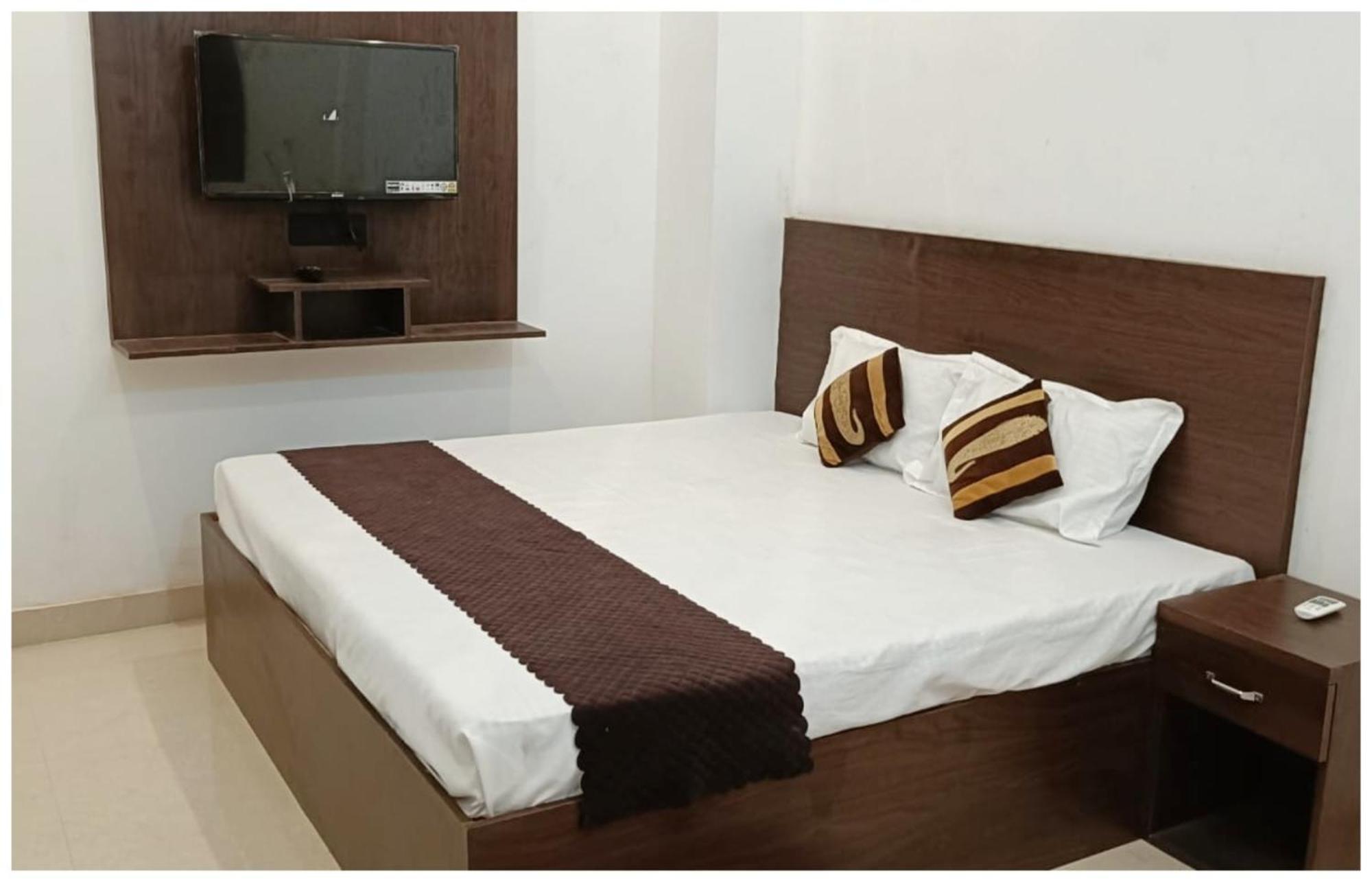 Hotel Aparna Grand Near Ram Janam Bhoomi And Temple - Fully Air Conditioned - Free Wifi Available - Best Budget Hotel In Ayodhya المظهر الخارجي الصورة